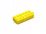 USB-Stick im gelben LEGO-Design mit individuell bedruckbarem Logo-Bereich für kreative Werbeaktionen.