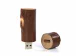 USB-Stick in Holzstamm-Optik mit natürlicher Maserung und Platz für individuelles Firmenlogo. Ideal für nachhaltige Werbung.