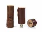USB-Stick in Form eines Holzstamms mit natürlicher Optik und Platz für individuelles Branding. Ideal für nachhaltige Werbung.