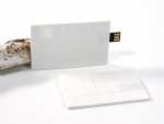 USB-Stick im Kartenformat mit Platz für individuelles Branding und kreativem Design für Werbezwecke.