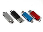 USB-Sticks in vier Farben (Silber, Schwarz, Blau, Rot) mit Platz für individuelles Branding und praktischem Schlüsselring.