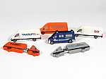 USB-Sticks in Form von Lieferwagen mit individuellen Designs und Platz für Logos. Ideal für Werbezwecke.