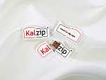 USB-Stick mit auffälligem Kalzip-Design und individuellem Platz für Logo-Druck, ideal für Werbezwecke.