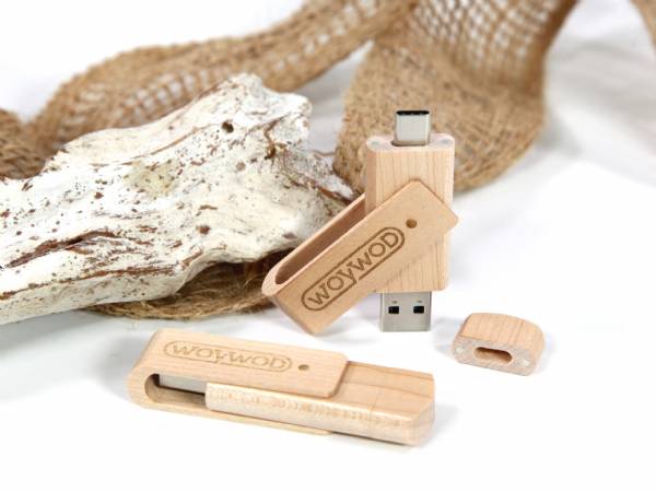 USB-Stick mit Holzgehäuse und individuellem Logo-Bereich für nachhaltige Werbeaktionen.