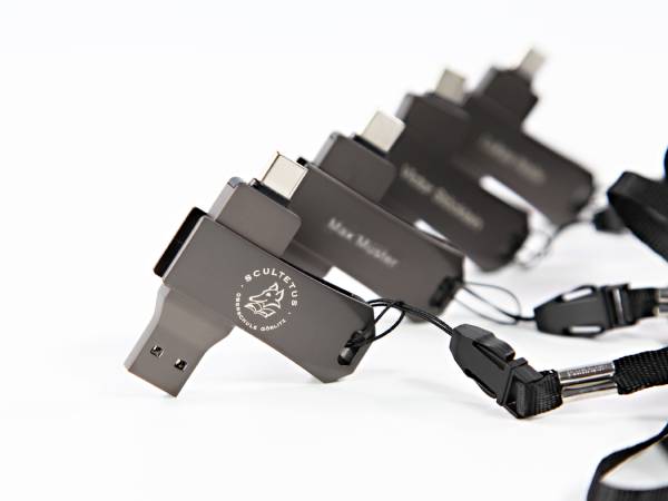 USB-C Dual-Stick mit praktischem Design und individuellem Logo-Bereich, ideal für Schulkinder und Schülerprojekte.