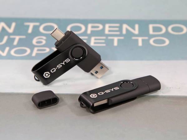 USB-Dual-Stick mit drehbarem Gehäuse und Platz für individuelles Branding. Ideal für Werbung und Präsentationen.