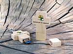 USB-Stick in Kreuzform aus Holz mit individuellem Druck „katholisch in Lippetal“ und abnehmbarem Deckel.