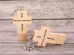 USB-Stick in Form eines Kreuzes aus Holz mit dem Schriftzug „Mit Jesus verbunden“ für Firmung 2023. Ideal als persönliches Geschenk.