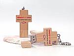 USB-Stick in Form eines Holzkreuzes mit Aufschrift zur Erstkommunion 2022 und Schlüsselanhänger.
