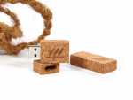 USB Stick mit Korkgehäuse und schlichter Gravur eines Logos
