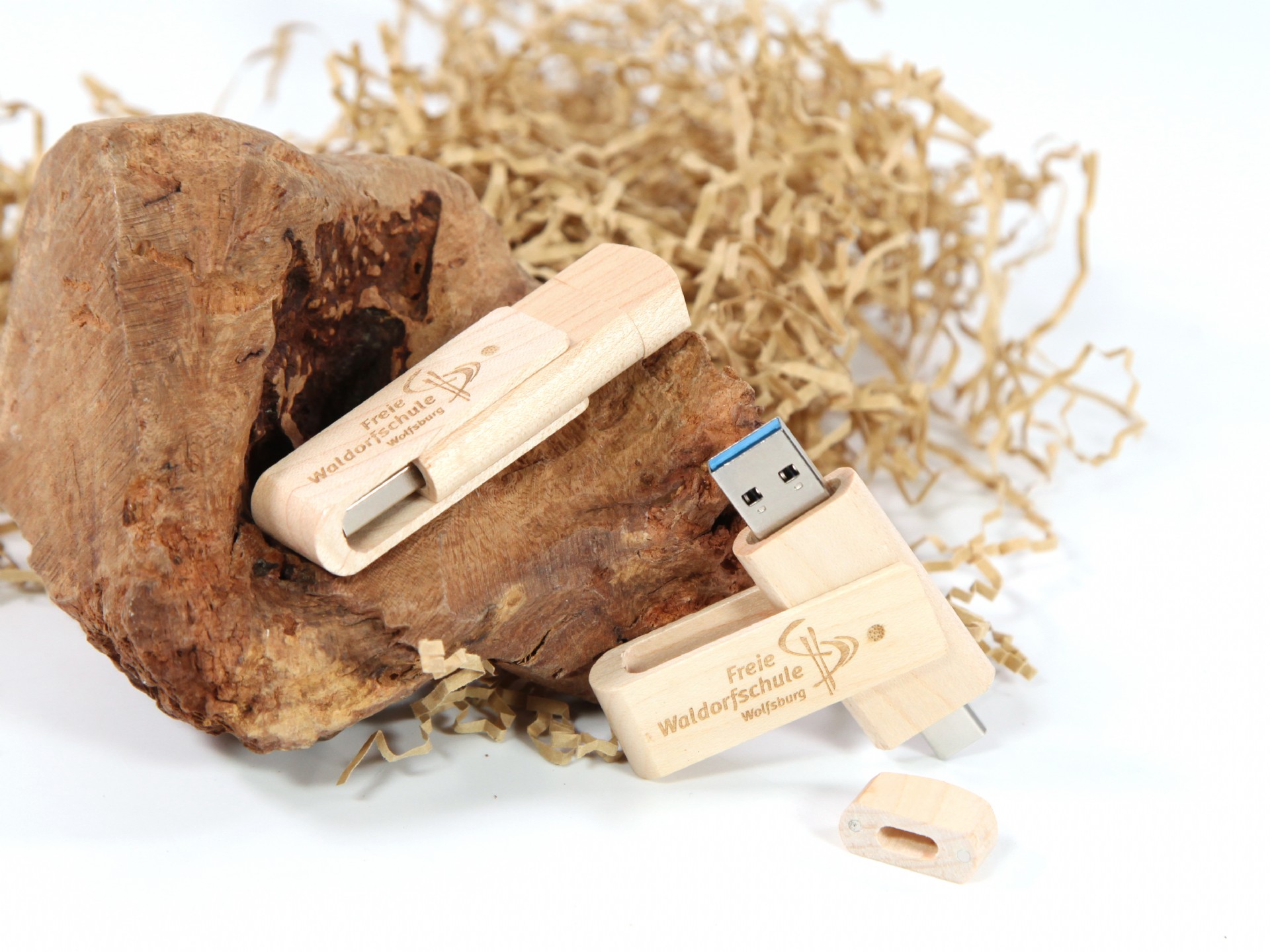 USB-Stick aus Holz im naturnahen Design mit individuellem Logo-Druck für kreative Werbeaktionen.