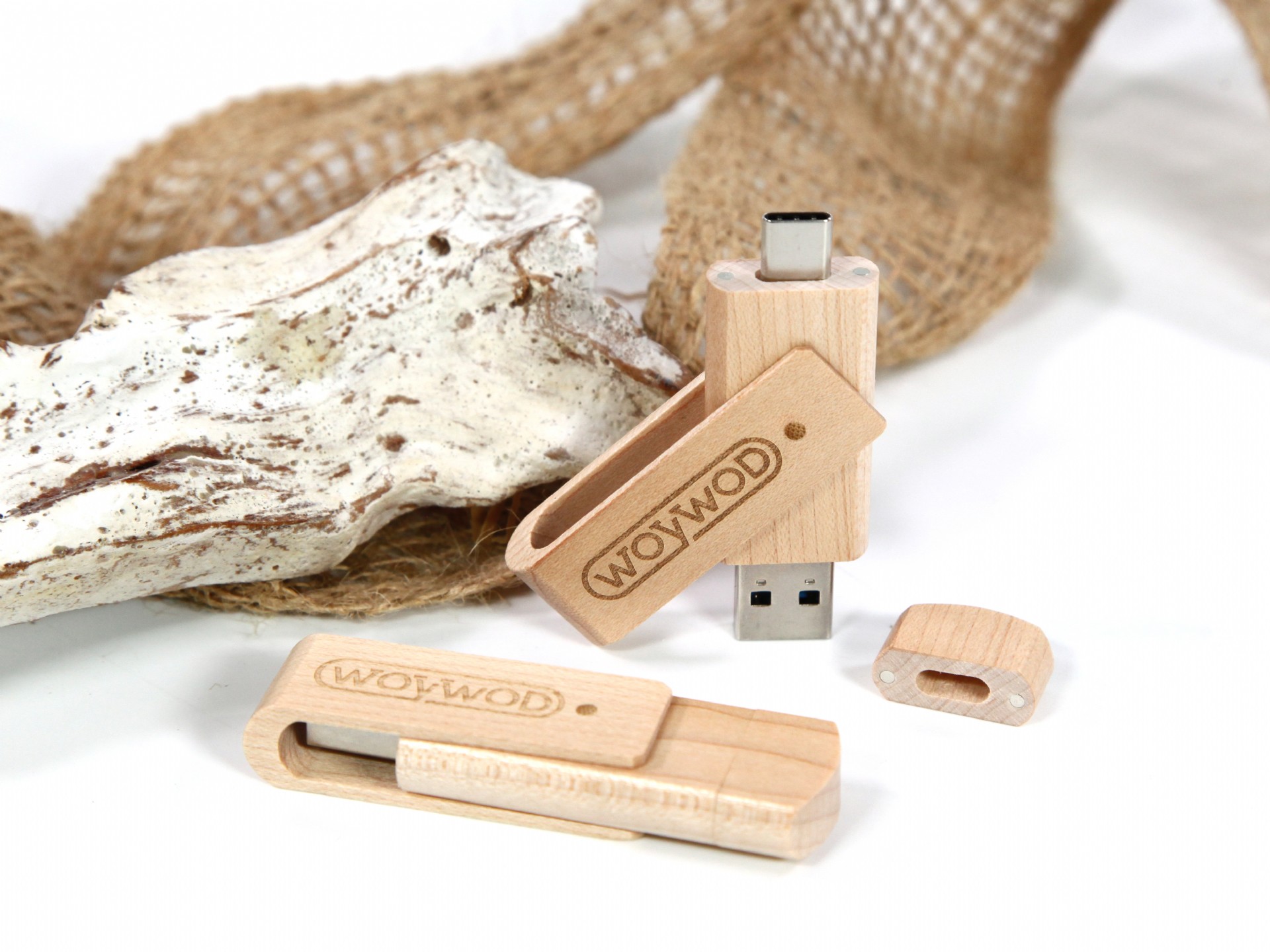 USB-Stick mit Holzgehäuse und individuellem Logo-Bereich für nachhaltige Werbeaktionen.