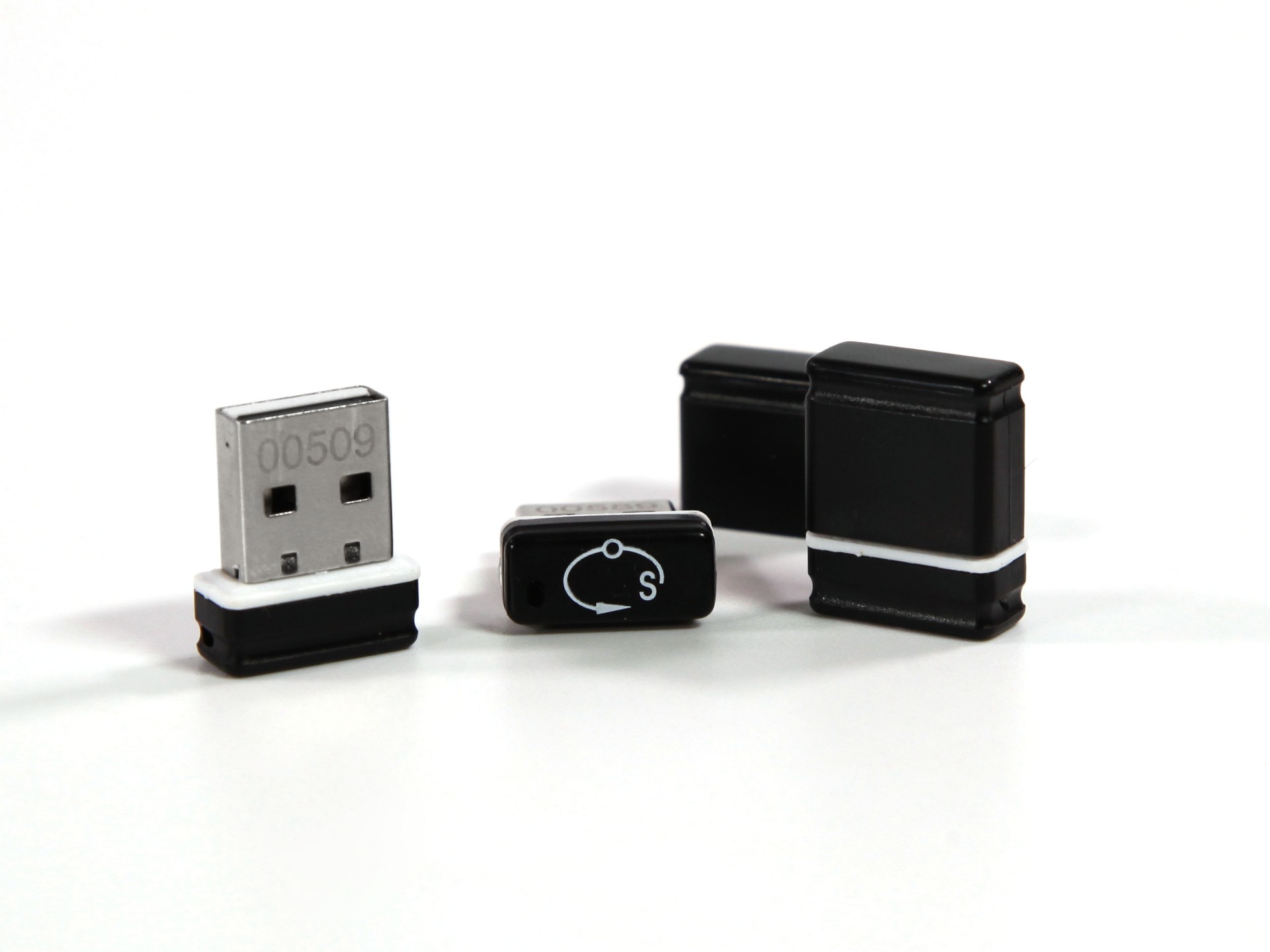 Kompakter USB-Stick im modernen Design mit individuellem Druckbereich für Logos und Werbebotschaften.