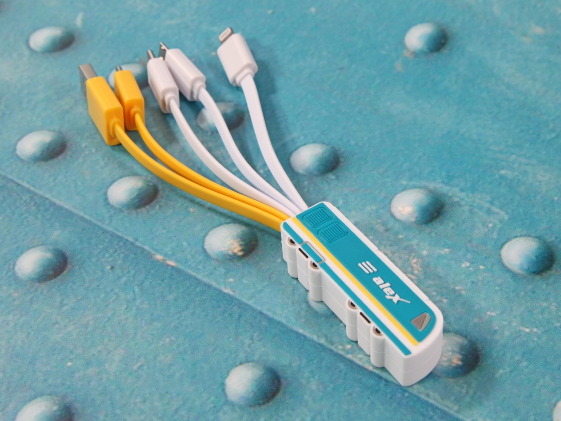 Ladekabel-Adapter mit mehreren Anschlüssen in leuchtenden Farben für verschiedene Geräte. Praktisch und individuell gestalbar.