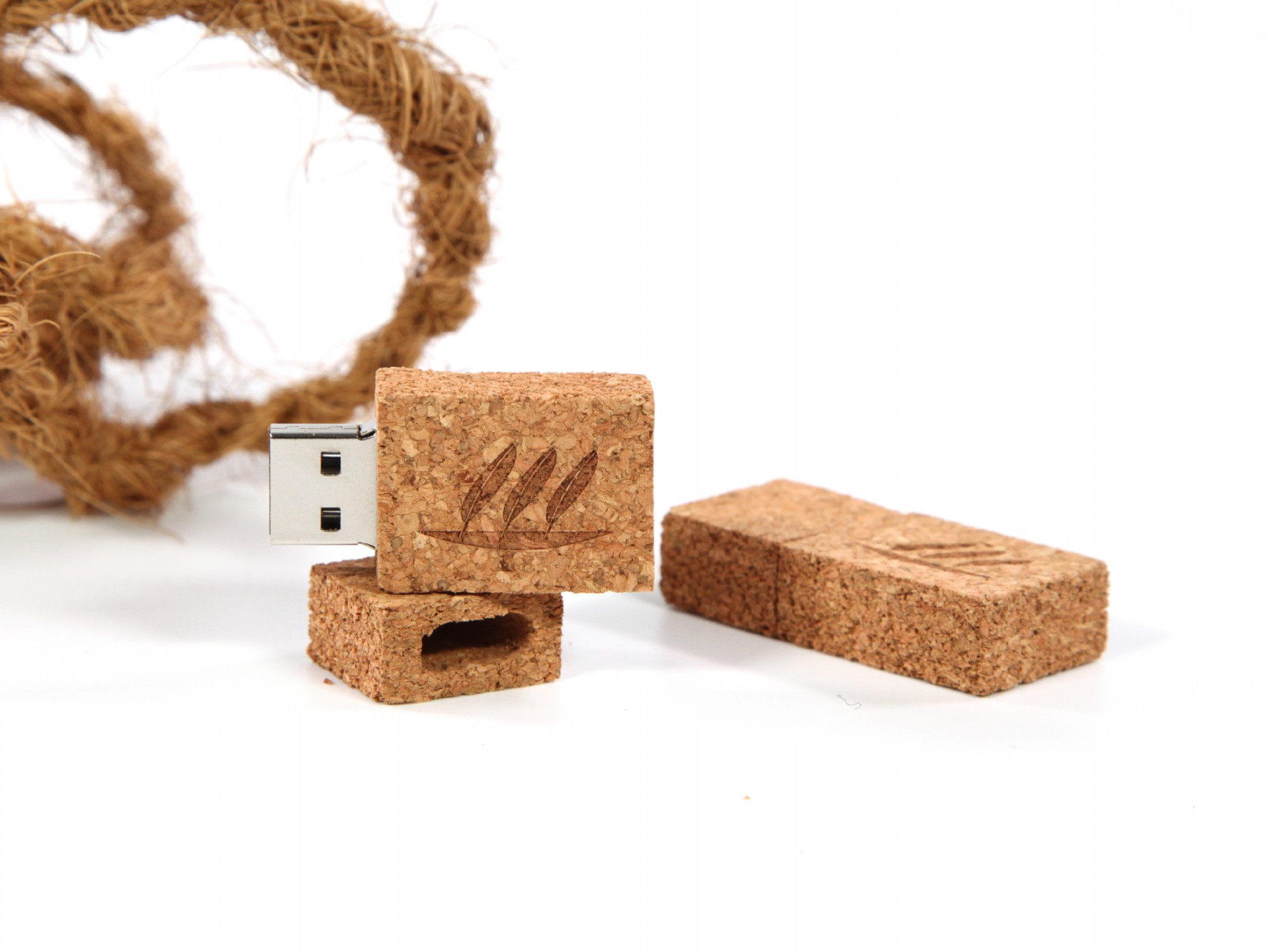 USB Stick mit Korkgehäuse und schlichter Gravur eines Logos