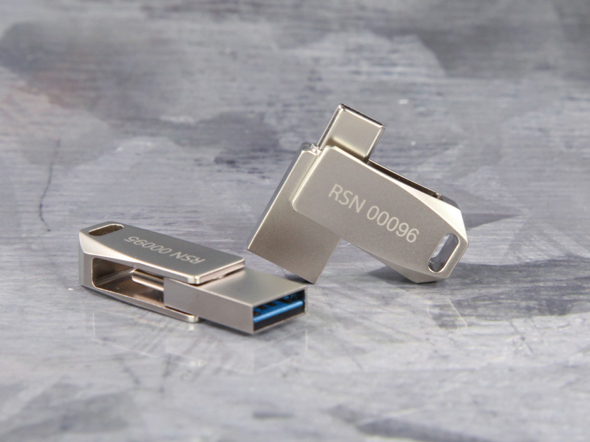 USB-Sticks im minimalistischen Design mit Platz für individuelle Beschriftung und hohem Speicherpotential.