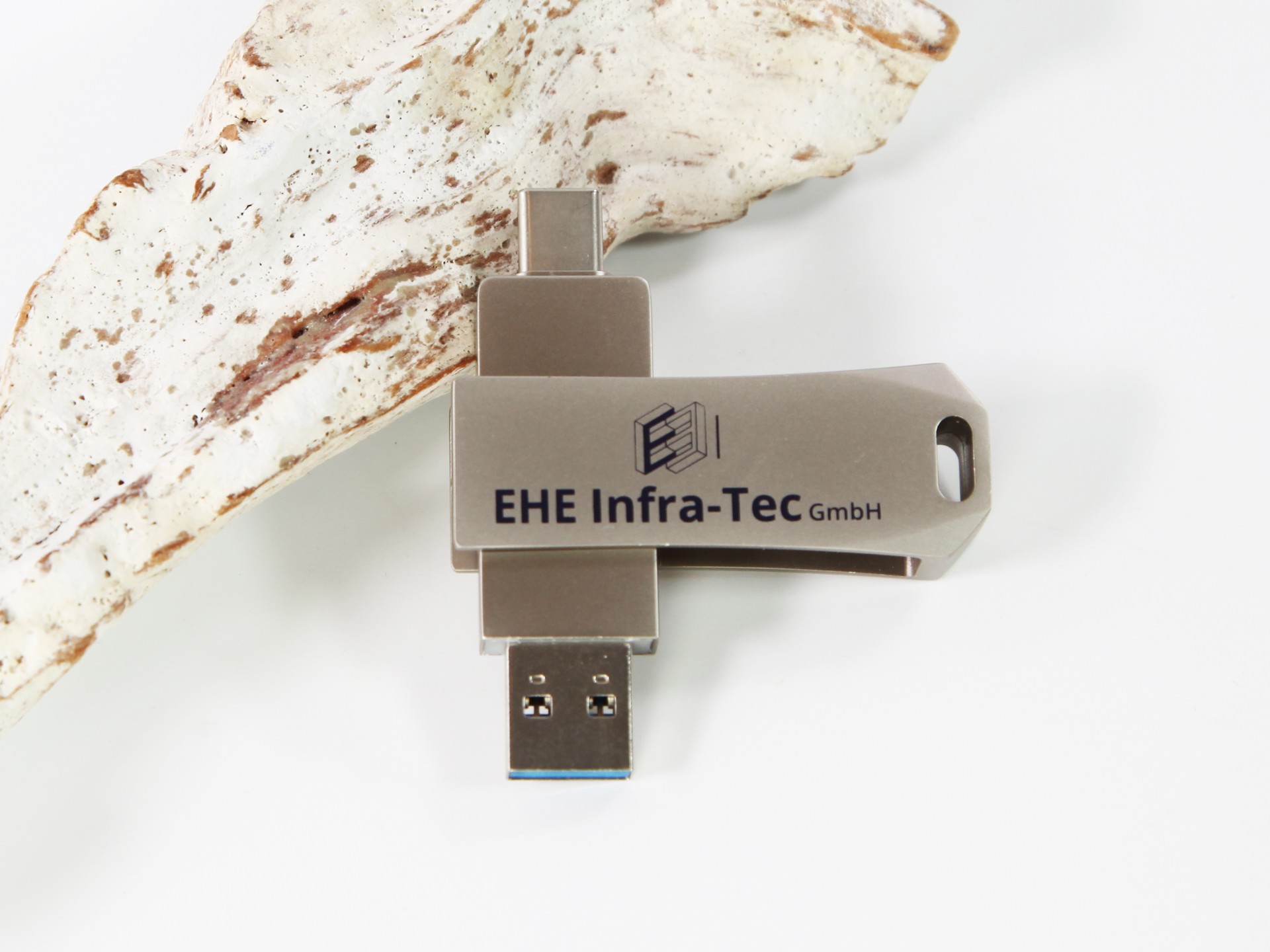 USB-Stick aus Vollmetall mit individuellem Logo der EHE Infra-Tec GmbH für Präsentationen und Marketingzwecke.